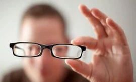 Hiểu cho thật thấu đáo thì các phương pháp phẫu thuật hay đeo kính không phải là phương pháp điều trị tiệt căn. Cận thị thực tế là vẫn song hành cùng chúng ta cho dù ta có làm gì đi nữa. Ảnh minh hoạ: Internet