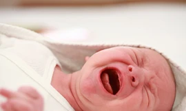 rẻ có biểu hiện đau bụng cơn, biểu hiện bằng cơn khóc thét xuất hiện đột ngột, dữ dội, trẻ ưỡn người, xoắn vặn, cơn đau... có thể đã bị lồng ruột. Ảnh minh hoạ: Internet