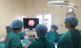 Ê kíp phẫu thuật tiến hành lấy khối u não cho bênh nhân bằng phương pháp nội soi qua đường mũi