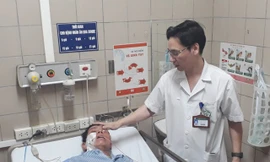 Bác sĩ thăm khám cho bệnh nhân Hồng.