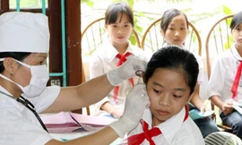 Theo quy định mức đóng BHYT hàng tháng của học sinh, sinh viên bằng 4,5% mức lương cơ sở (tức là 4,5% x 1.390.000 đồng/tháng). Trong đó, học sinh, sinh viên chỉ cần đóng 70% chi phí, còn 30% còn lại sẽ được nhà nước hỗ trợ. Ảnh minh hoạ: Internet