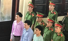 Bác sĩ Hoàng Công Lương (hàng đầu, bên trái) tại tòa sáng 15/5. Ảnh: Thái Hà.