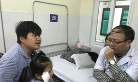 BS Hoàng Cương thăm khám cho bệnh nhi bị tai nạn ở mắt. 