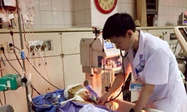 BS Hoàng Công Lương đang khám cho người bệnh. Ảnh: Internet