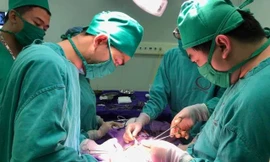 Các bác sĩ tiến hành phẫu thuật cho trẻ.