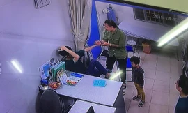 Bác sĩ trẻ V.H.C (Bệnh viện Đa khoa Xanh Pôn) bị người nhà bệnh nhi tấn công đêm 13/4. Ảnh cắt từ Clip trích xuất camera Bệnh viện