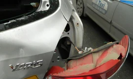 Chiếc xe Yaris bị hư hỏng nặng