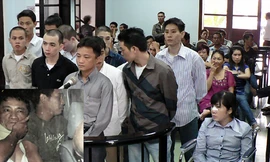 Bình con bị còng tay (ảnh nhỏ ngày 20-10) và trước vành móng ngựa cùng Hạnh Nhật, Ánh Phú ngày 3-3-2009