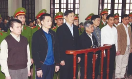 Ngoài Nguyễn Tuấn Dương (thứ hai từ trái sang) được đề nghị chuyển tội danh, 8 bị cáo bị đề nghị giữ nguyên tội cố ý làm trái