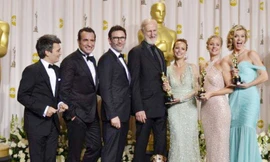 Đoàn làm phim “Nghệ sĩ”. Ảnh: Reuters