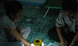 Vợ chồng thợ hồ mù chữ thành nhân viên ngân hàng