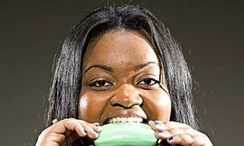 Thiếu nữ nghiện ăn bột giặt sau khi chia tay người yêu