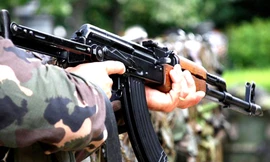 Học sinh lớp mười trộm súng quân dụng