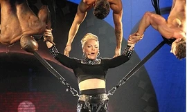 Pink lại ‘nổi loạn’ trên sân khấu