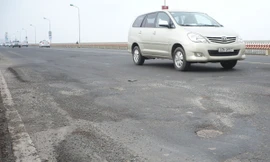 Chậm sửa mặt cầu Thăng Long do thời tiết