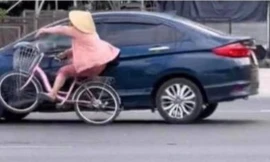 Thời điểm người phụ nữ đạp xe ngược chiều đâm ô tô gây 'bão' mạng ở TPHCM