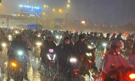 Nghìn xe nhích từng centimet qua hầm Thủ Thiêm trong cơn mưa như trút