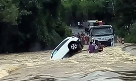 Ô tô Mercedes bị lũ cuốn trôi khi qua cầu tràn, hai người thoát chết