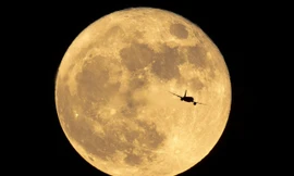 Siêu trăng hiếm gặp rực sáng trên bầu trời Hà Nội