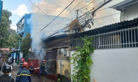 Nhiều tiếng nổ, lửa bùng dữ dội tại xưởng sản xuất giấy ở TPHCM