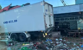 Xe tải tông vào quán ăn, 3 người thương vong