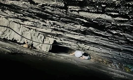 Người phụ nữ mắc kẹt giữa khe hở hai căn nhà trên đường Ngô Quyền (Ảnh: Công an cung cấp).