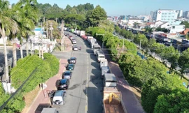Ô tô lại xếp hàng dài hơn 1km để chờ đăng kiểm ở Đồng Nai