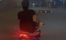 Nam thanh niên dùng chân điều khiển xe máy ở Đồng Nai