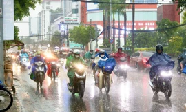 Nam Bộ và Trung Bộ đề phòng lốc, sét, mưa đá và gió giật mạnh