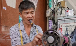 Nghề 'lụm bạc cắc' nhưng hốt bạc dịp cuối năm của đôi vợ chồng khuyết tật ở TPHCM