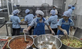 Sau bữa ăn trưa, 94 công nhân Long An nhập viện nghi ngộ độc