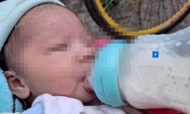 Camera ghi lại cảnh người đàn ông bỏ bé sơ sinh giữa đường rồi rời đi