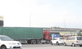 Nhiều tài xế bức xúc vì bị chặn lối lên cao tốc Long Thành - TPHCM