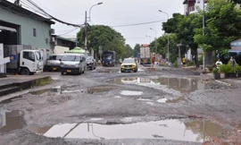 Người dân than khổ vì con đường dày đặc 'hố bom' ở TP Thủ Đức