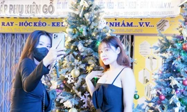 Xóm đạo lớn nhất TPHCM tấp nập người đi chơi Noel sớm