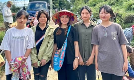 Cô gái đầu tiên ở bản đi du học châu Âu, giúp bà con bán nông sản, tạo sinh kế cho cộng đồng