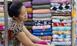 Tiểu thương chợ vải lớn nhất TPHCM 'khóc thét' vì vừa bán hàng vừa đá bóng