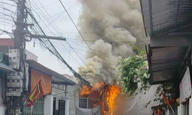 Khói lửa ngùn ngụt bao trùm dãy ki-ốt, người dân hoảng loạn bỏ chạy