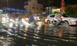 Mưa như trút nước, nhiều tuyến phố Đà Nẵng 'biến' thành sông
