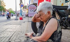 Cuộc đời bi thương của cụ bà bán sách gây sốt mạng ở TPHCM