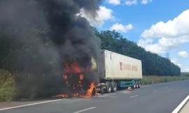 CLIP: Xe container cháy dữ dội trên cao tốc Phan Thiết- Dầu Giây