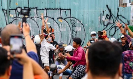 Trăm thanh niên ở TP.HCM thi nhau giật tiền cúng cô hồn