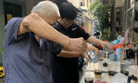 Vợ chồng già gần 30 năm lưu giữ cà phê phin 'núp hẻm' ở TPHCM