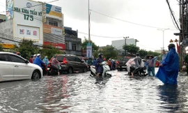 Áp thấp nhiệt đới hướng thẳng Đà Nẵng, mưa như trút nước, đường hóa thành sông