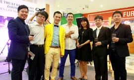 Lê Thiết Cương bày biện nghệ thuật chốn đông người