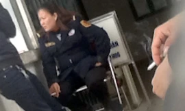 Cả bảo vệ nam và nữ cùng phì pheo điếu thuốc