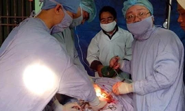 Bác sĩ đến tận nhà phẫu thuật bệnh nhân mất 3 lít máu