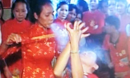 Quái gở chuyện 'thánh nhập xác' phun rượu chữa bệnh