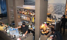 Quầy bar ngổn ngang rượu ngoại