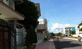 Nắn, bóp, né, vì nhà chủ tịch tỉnh